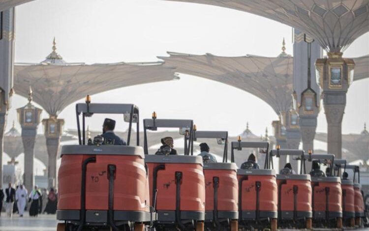 Worshippers surge to Prophet's Mosque in Medina