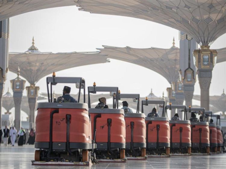 Worshippers surge to Prophet's Mosque in Medina