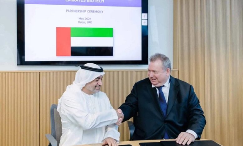 Shaikh Suhail Al-Maktoum and Theodorus Everwijn sign partnership agreement