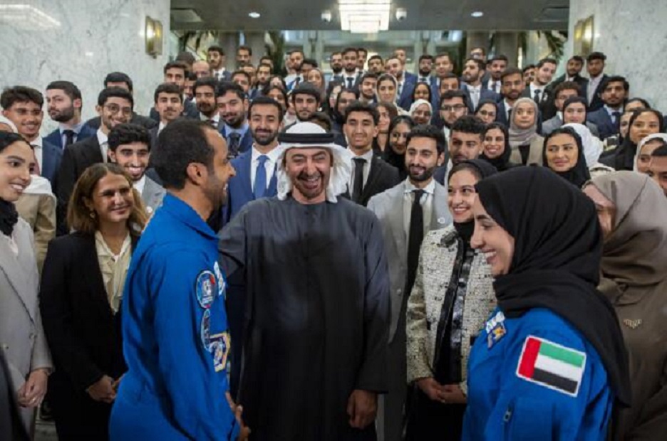 UAE President Meets Emirati Students and NASA Graduates in Washington