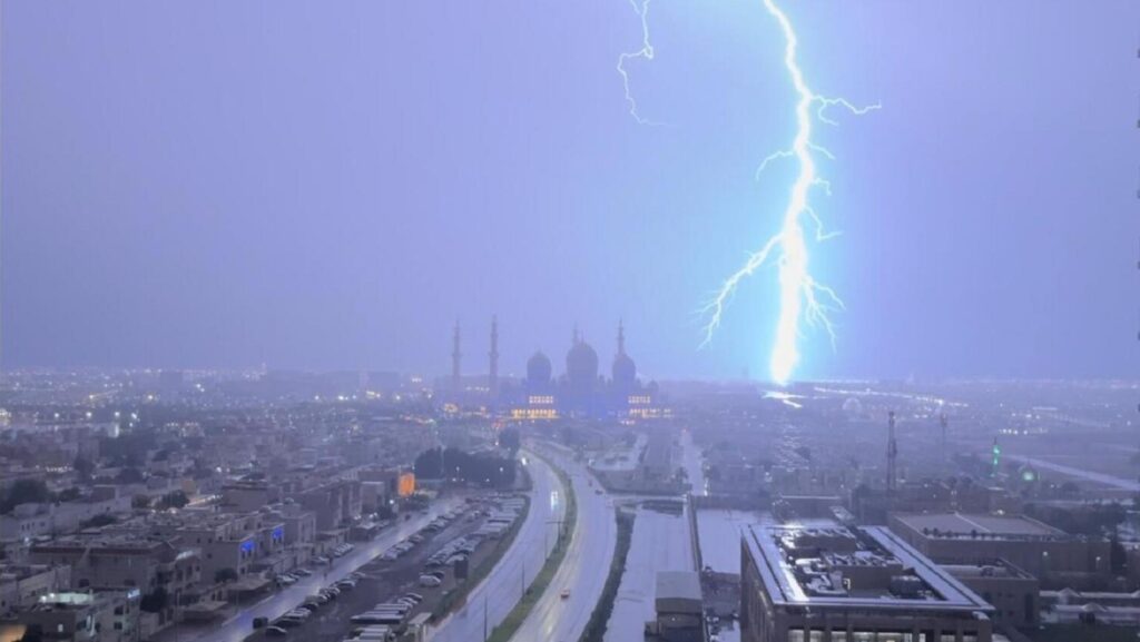 UAE Weather: Thunderstorms and Heavy Rain Expected Due to Approaching Low Pressure