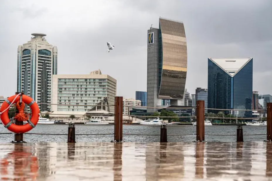 UAE Issues Orange Alert for Strong Winds and Rough Seas; Light Rain Expected